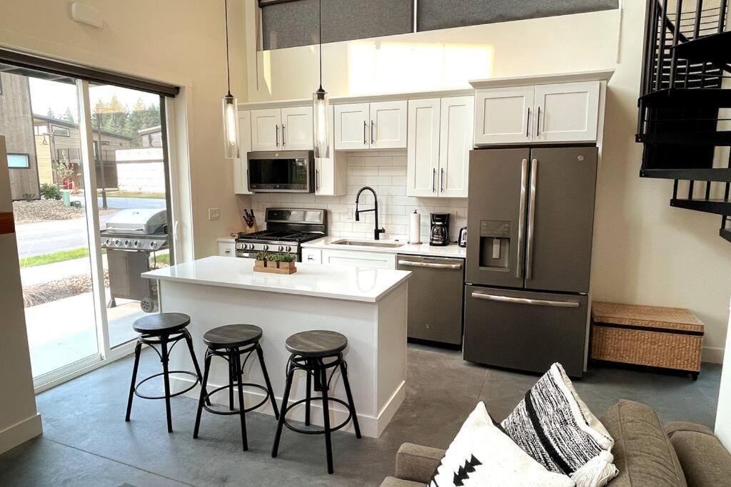 Brand New Upscale Home- Best Location! 怀特菲什 外观 照片